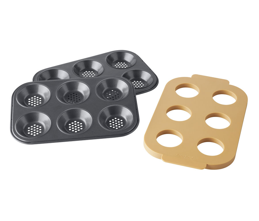 Zwei Mini-Burger-Backsets und eine braune Form mit Löchern auf weißem Hintergrund.