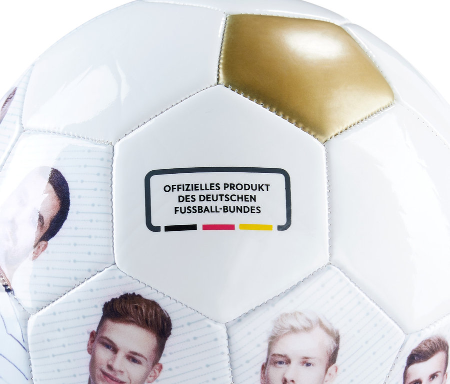Detailaufnahme eines DFB-Fußballs mit Spielerporträts und goldenem Feld.