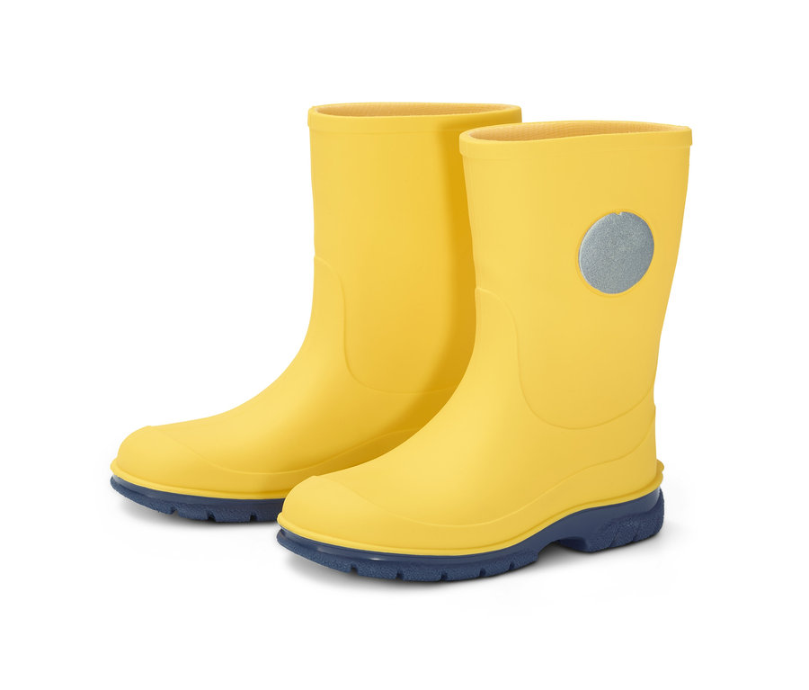 Gelbe Regenstiefel mit blauen Sohlen.