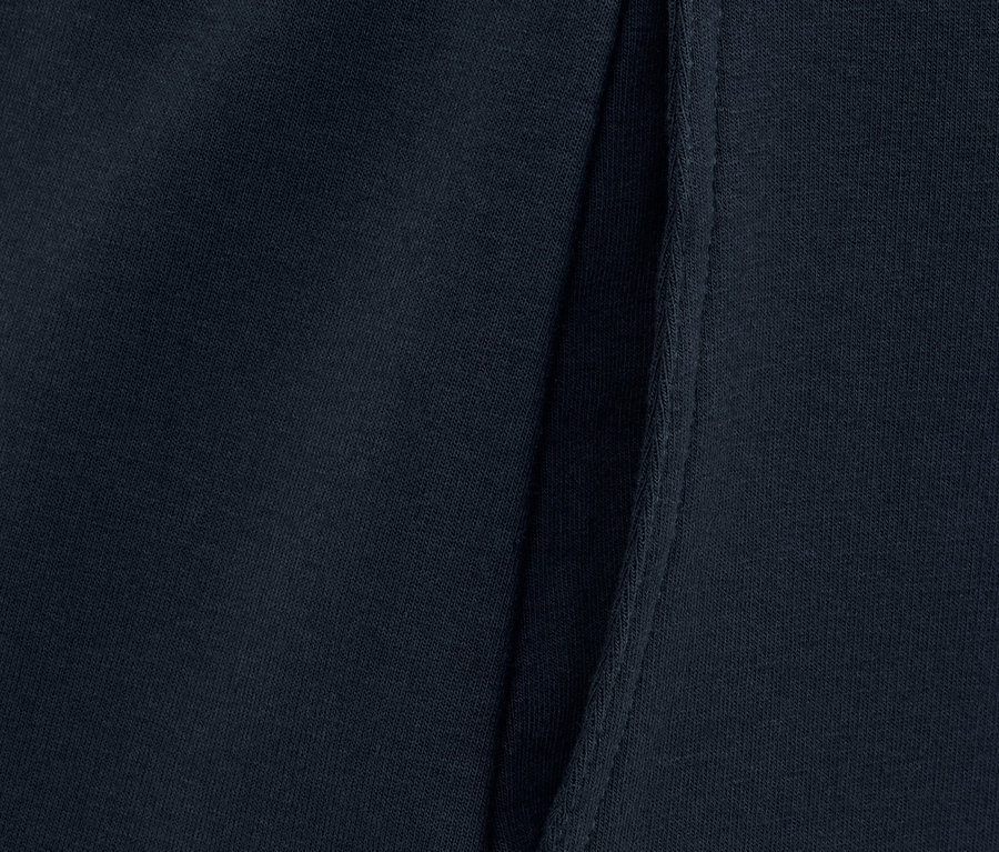 Detailansicht eines marineblauen Sweatrocks mit Tasche.