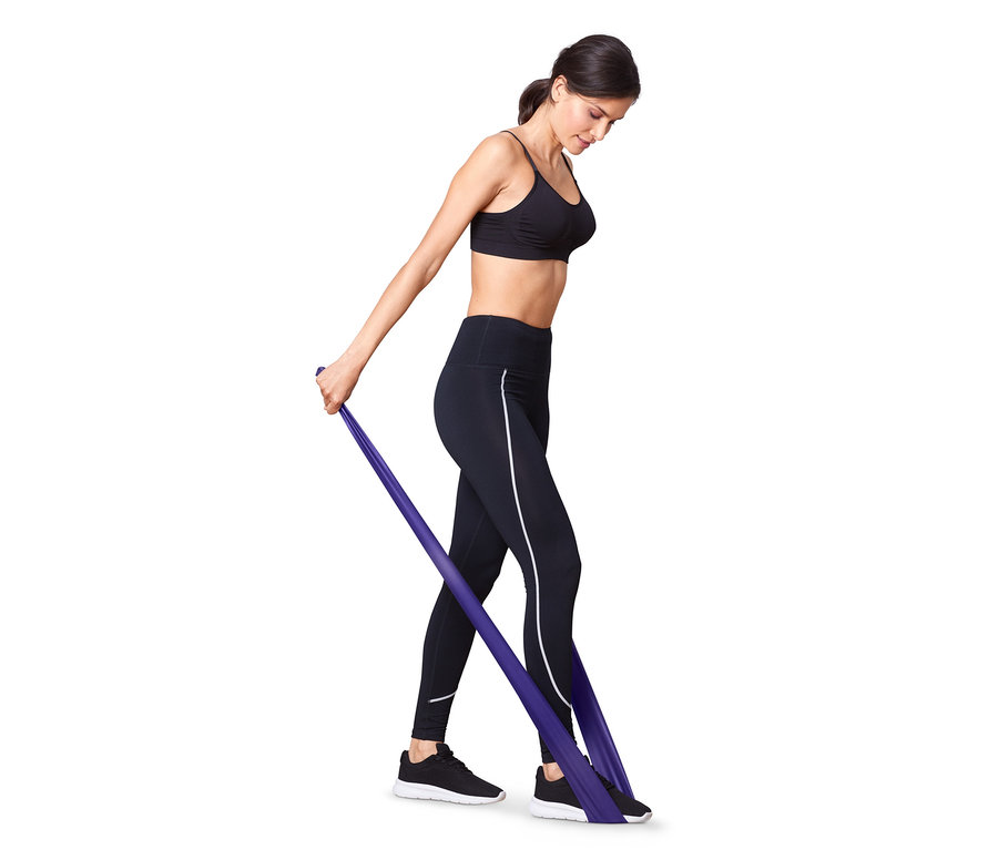 Frau trainiert mit einem lila Fitnessband, einem von 2 Fitness- und 2 Mini-Bändern.