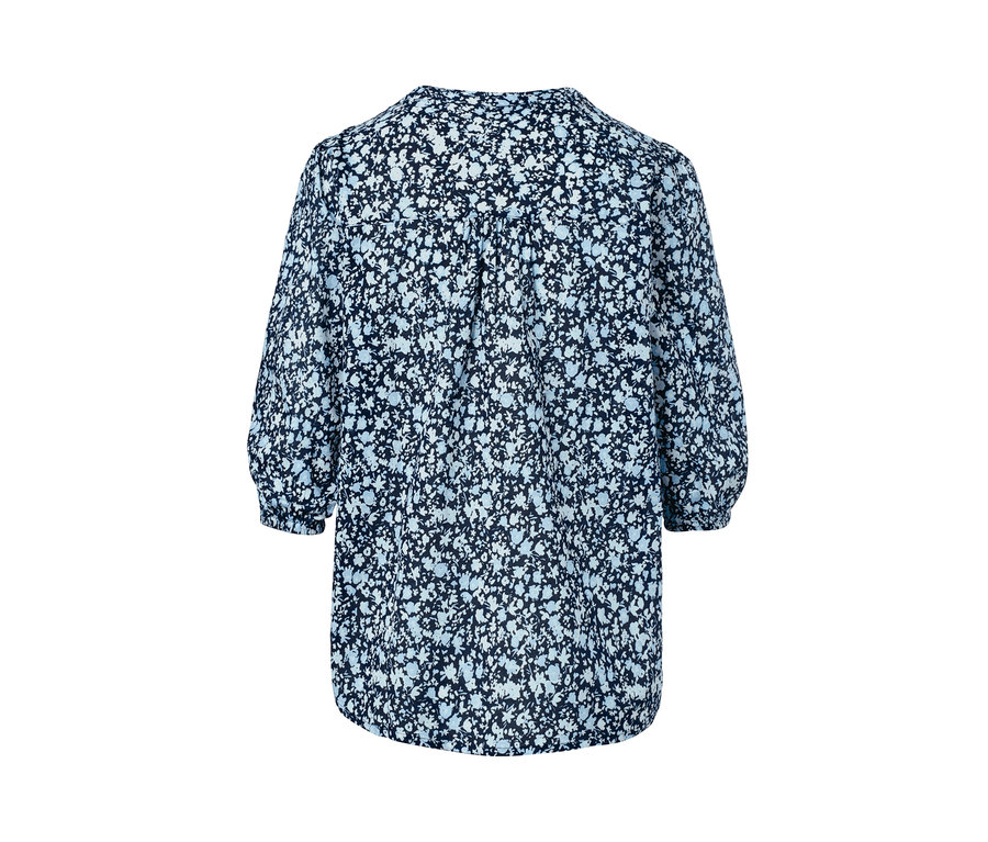 Detailansicht einer floralen Webbluse.