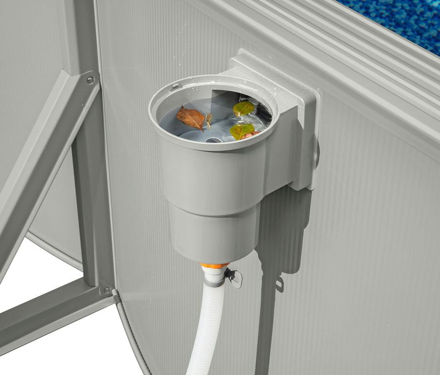 Detailansicht eines grauen Bestway® Hydrium Pools mit Blättern im Skimmer.