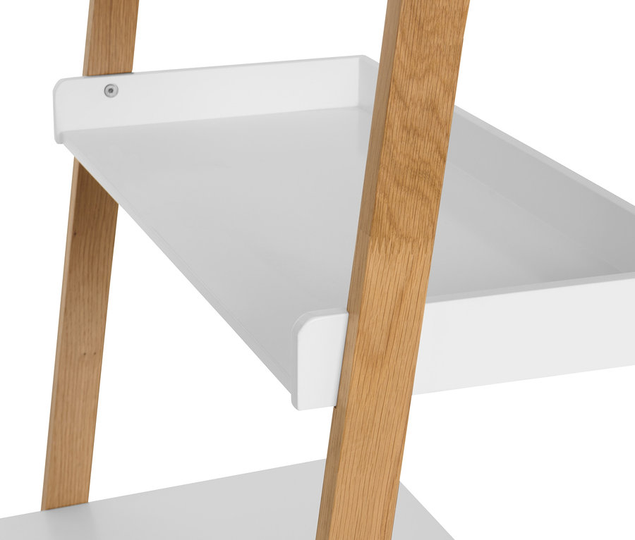 Detailaufnahme eines weißen Leiterregals mit Schublade und hellem Holzgestell.