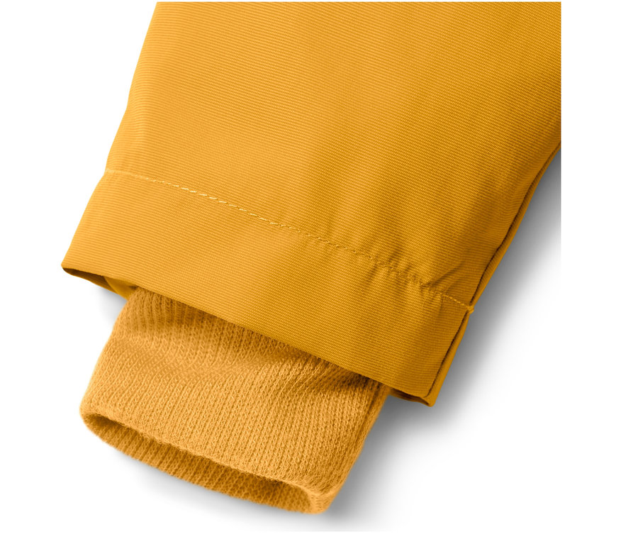 Detail einer gelben Thermo-Regenjacke.