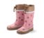 Zwei Gummistiefel mit braunen Punkten auf rosa Hintergrund.