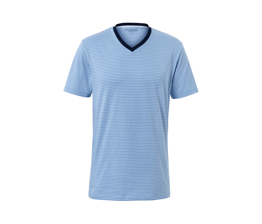 Ein blau-gestreifter Shorty-Pyjama mit V-Ausschnitt.