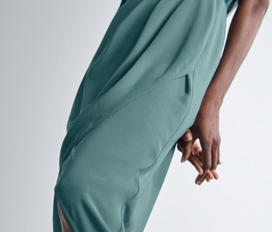 Frau posiert in einem grünen Wickelrock.