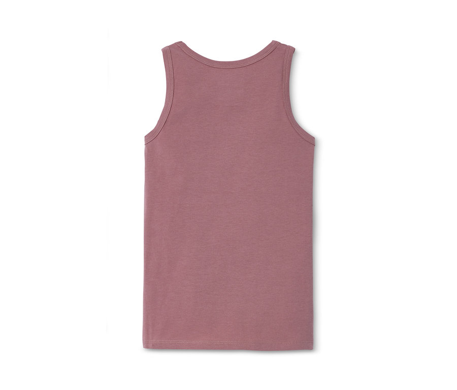 Ein rosafarbenes Mädchen-Unterhemd aus einem 3er-Set.