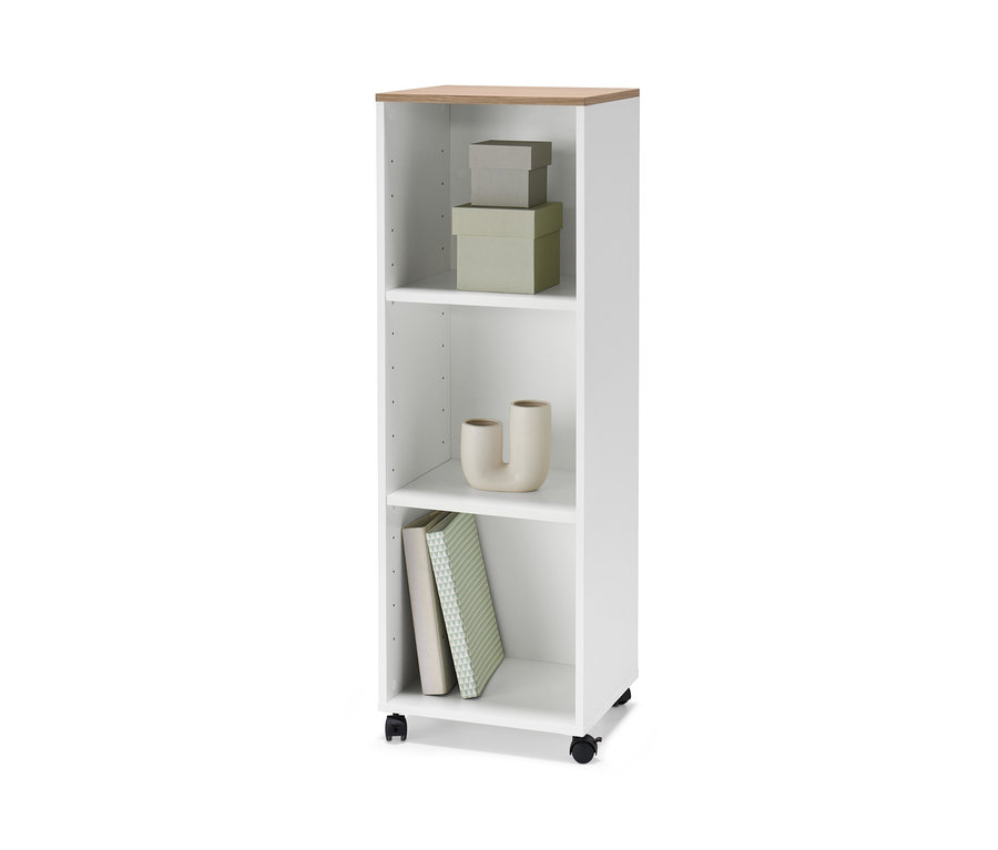 Ein weißes Regal mit Rollen hat drei Regalböden. Auf den Regalböden befinden sich Bücher, eine Vase und Schachteln.