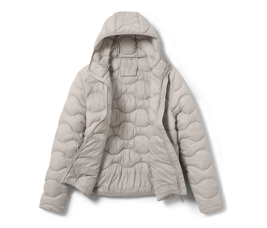 Beige Steppjacke mit Kapuze liegt offen.