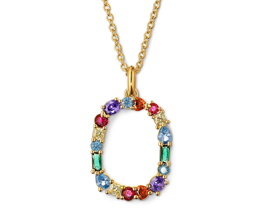 Goldene Kette mit einem Anhänger in Form eines O, verziert mit bunten Zirkonia-Steinen.