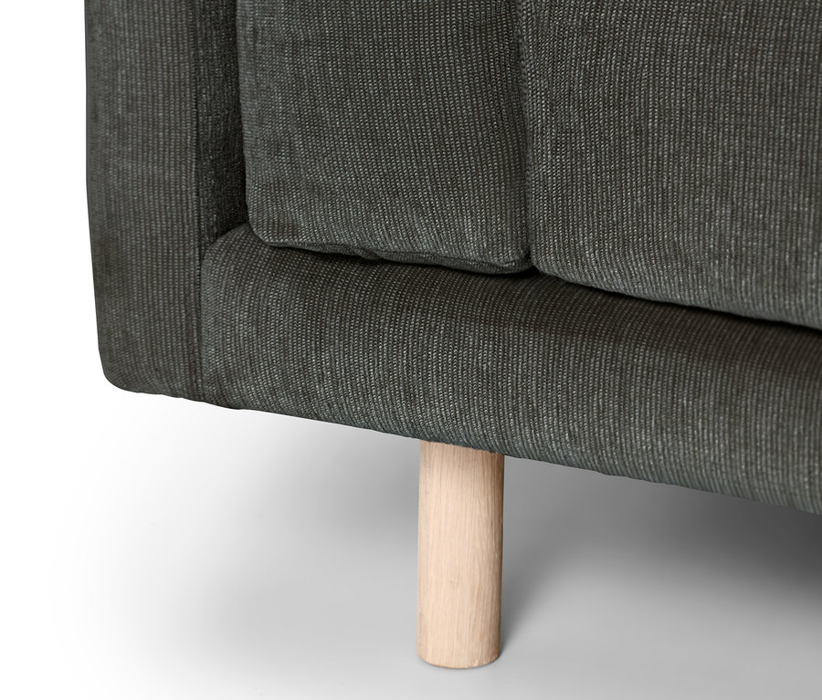 Detailansicht eines anthrazitfarbenen 2,5-Sitzer-Sofas mit Holzfuß.