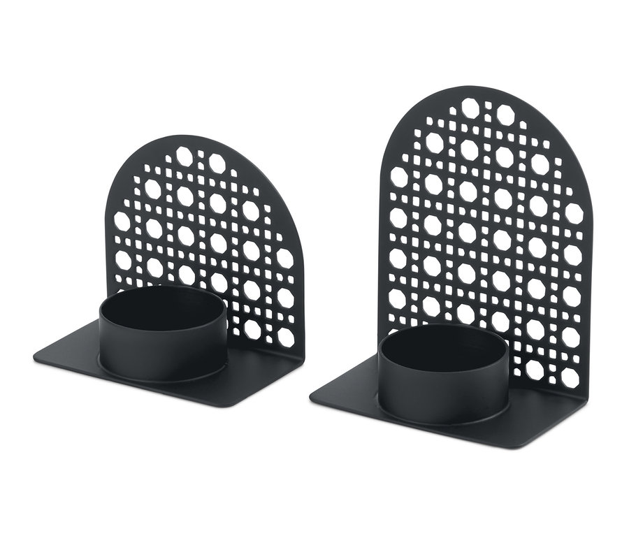 Zwei schwarze Teelichthalter mit durchbrochenem Muster.