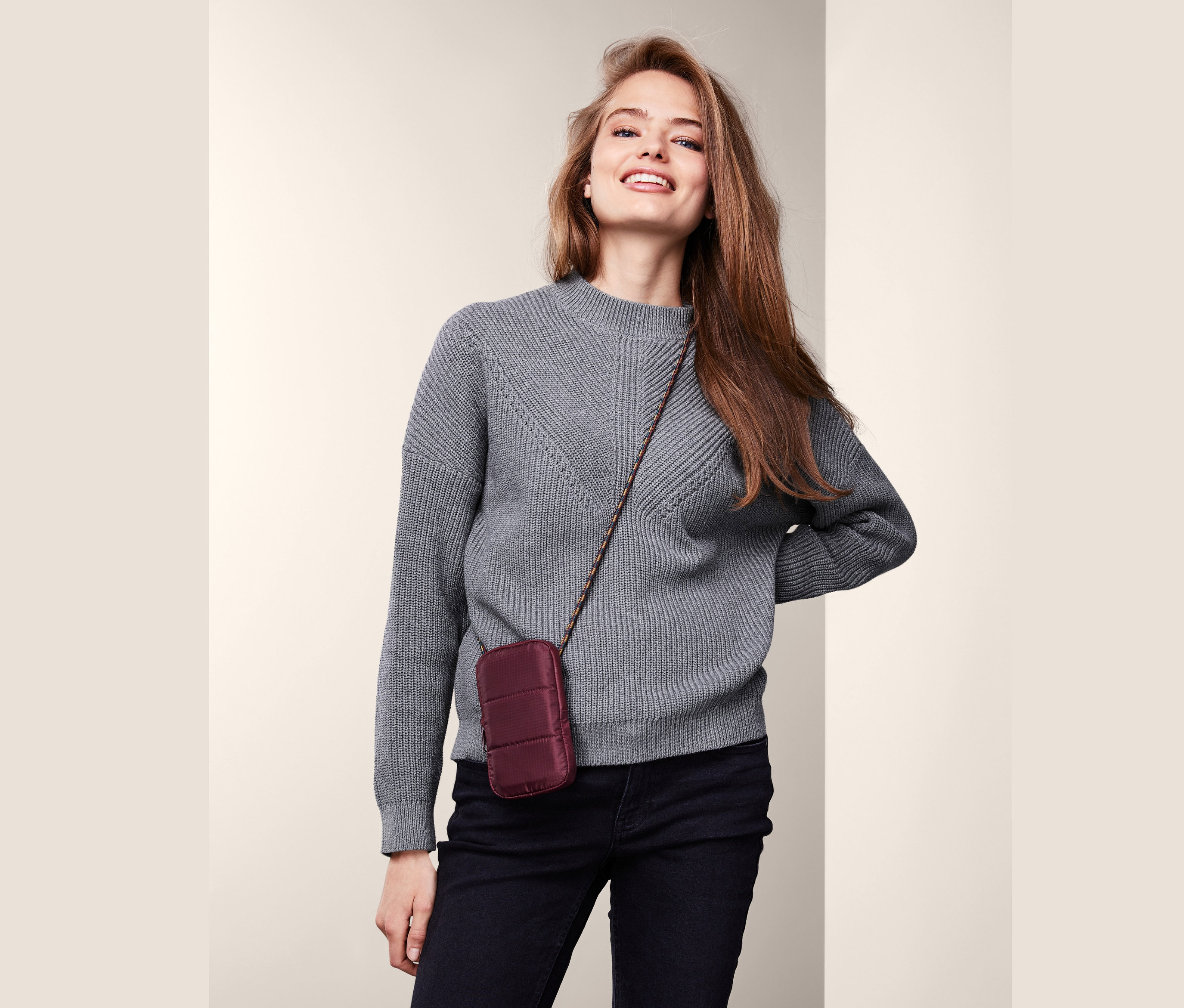 Frau mit isolierter Multifunktionstasche über der Schulter.