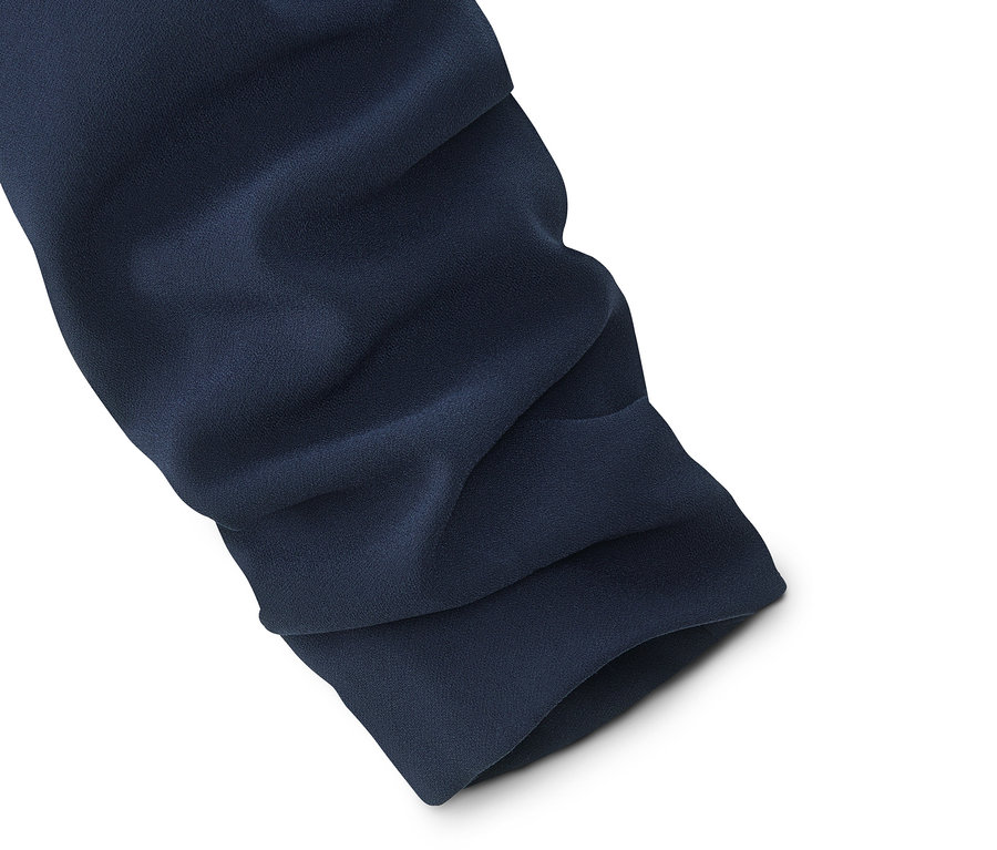 Detailansicht eines Blazers mit gerafften Ärmeln.