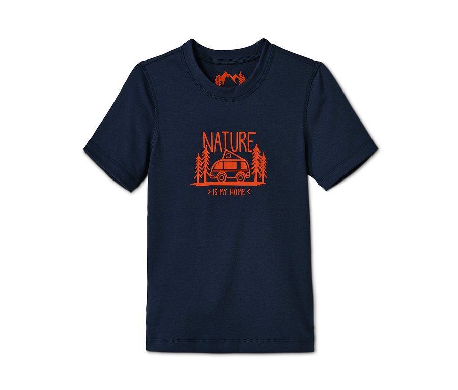 Marineblaues Funktionsshirt mit orangefarbenem Aufdruck von Wohnwagen, Bäumen und dem Schriftzug NATURE IS MY HOME.
