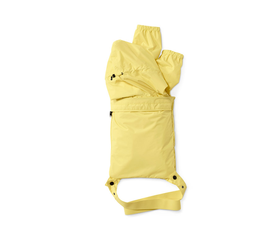 Gepackte hellgelbe Lightweight-Regenjacke »pack me«.
