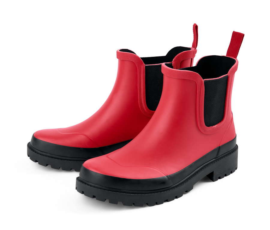 Rote Gummistiefeletten mit schwarzer Sohle.