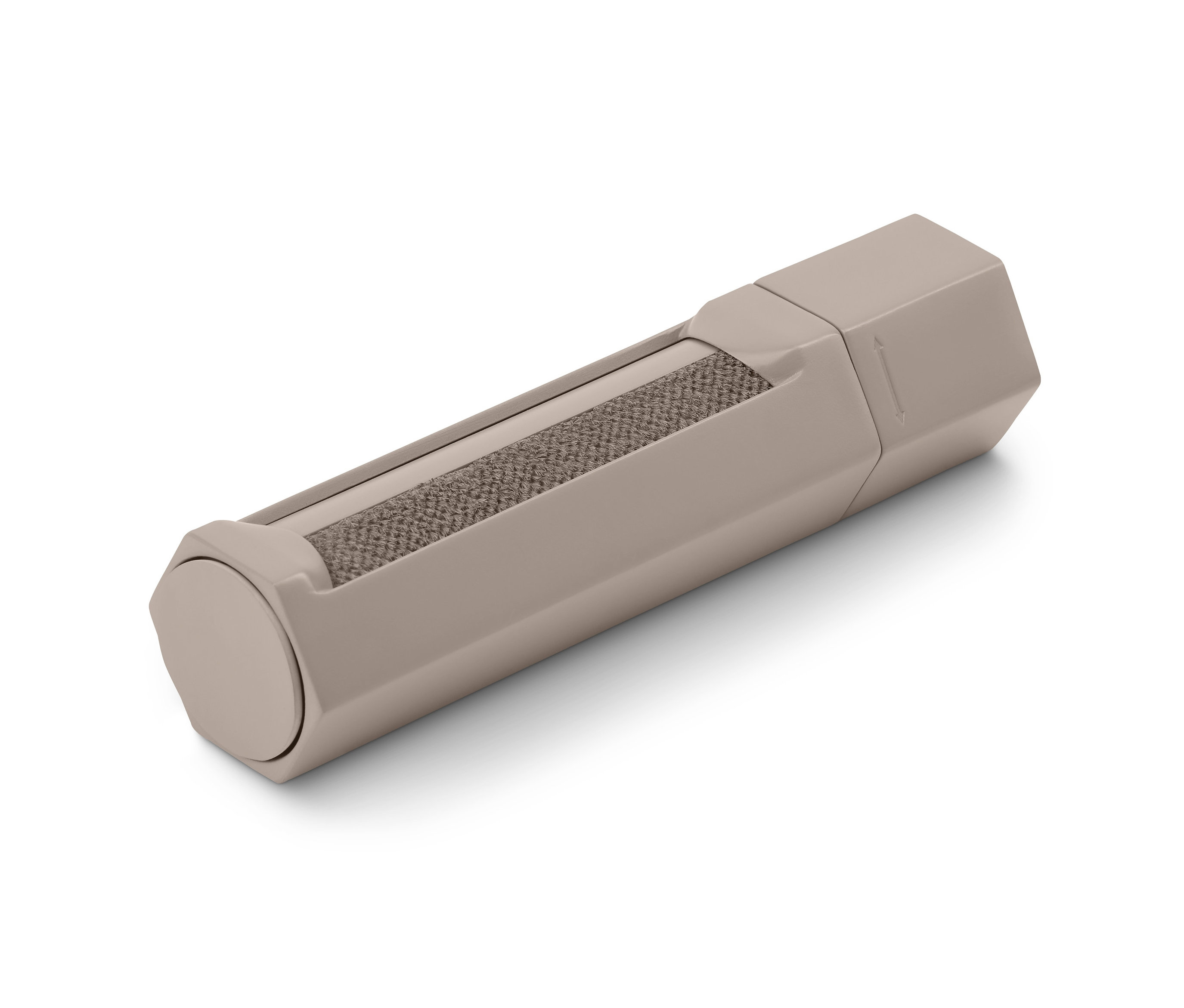 Eine beigefarbene Kleiderbürste liegt auf einer weißen Oberfläche.