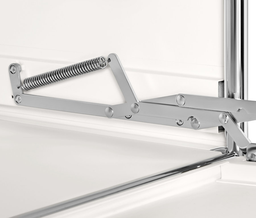 Detailansicht eines weißen Metall-Systemschranks »CN3« mit Öffnungsmechanismus.