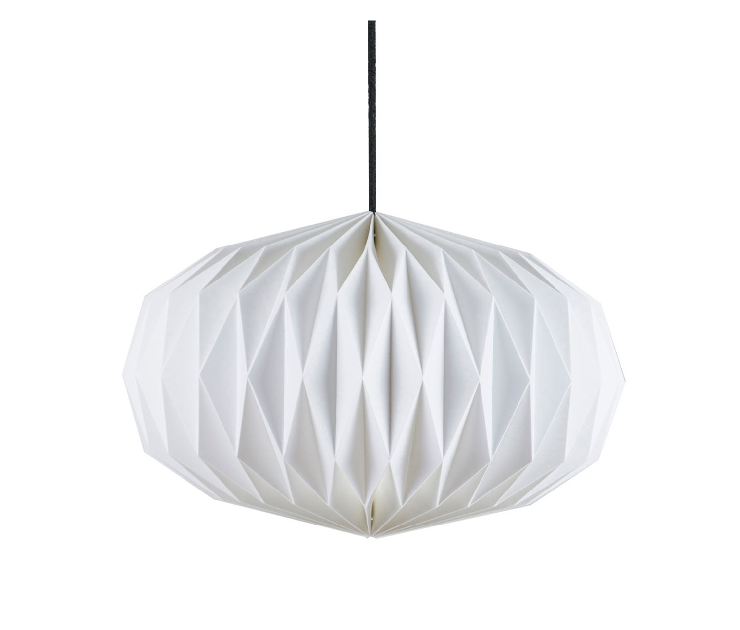 Weiße Deckenleuchte »Linse« hängt an einer schwarzen Kordel.