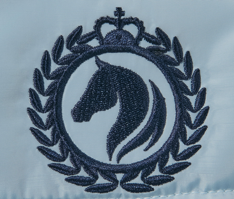 Detailansicht des Logos einer Reitweste mit recyceltem Material, das einen Pferdekopf in einem Kreis zeigt.