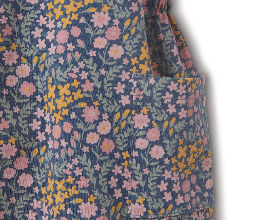 Detailansicht eines Jerseykleids mit Tasche und Blumenmuster.