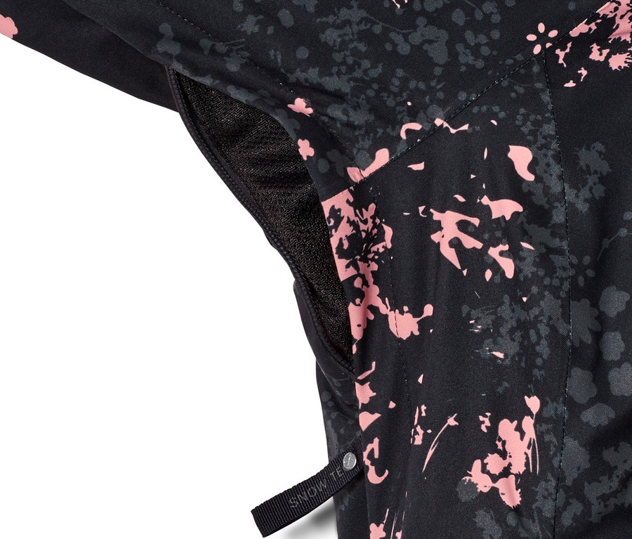 Detailaufnahme einer Halfzip-Skijacke mit schwarzem Muster.