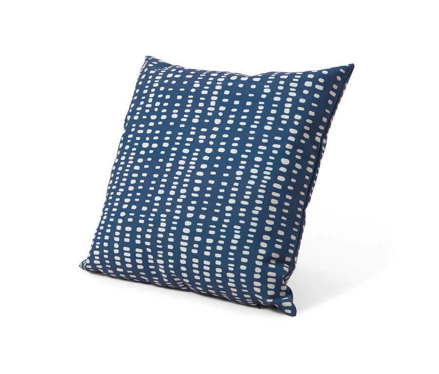 Blaues Outdoor-Dekokissen mit Tupfen.