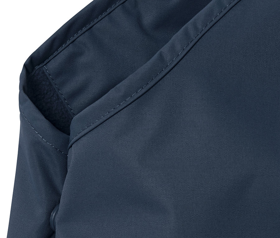 Detail einer dunkelblauen Thermo-Regenhose aus recyceltem Material.