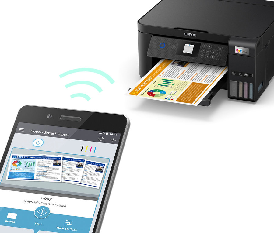 Schwarzer Epson EcoTank ET-2850 Multifunktionsdrucker druckt ein auf einem Smartphone-Display angezeigtes Dokument.