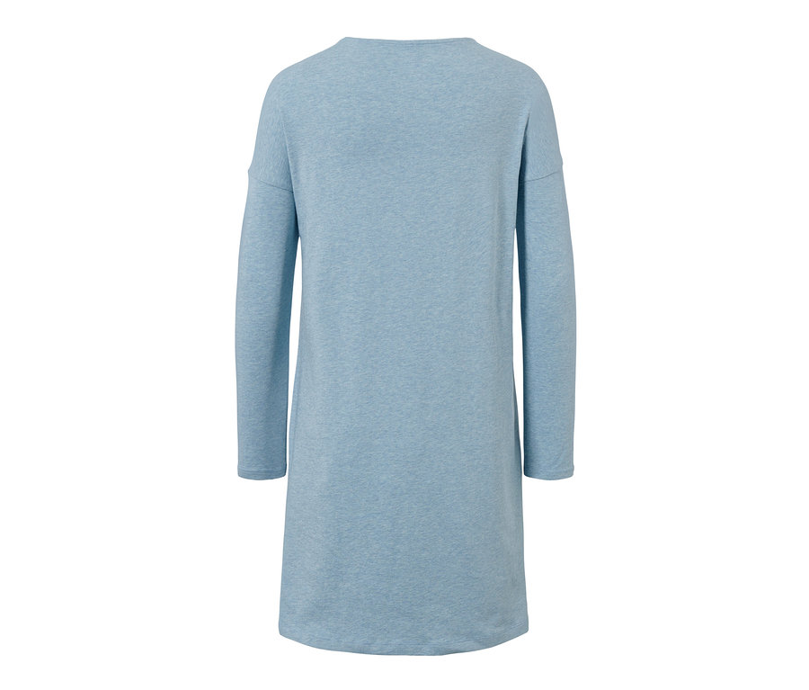 Blaues Nachthemd mit langen Ärmeln.