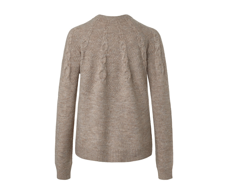 Detailansicht eines Grobstrick-Pullovers mit Zopfmuster.