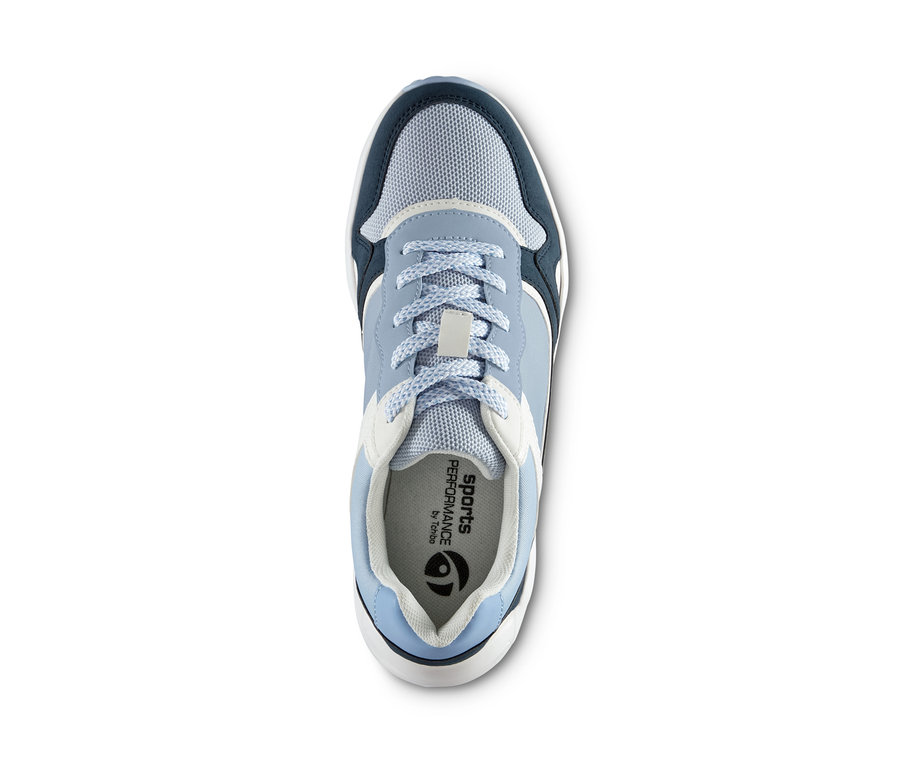 Nahaufnahme eines Sneakers mit blauen Schnürsenkeln auf weißem Hintergrund.