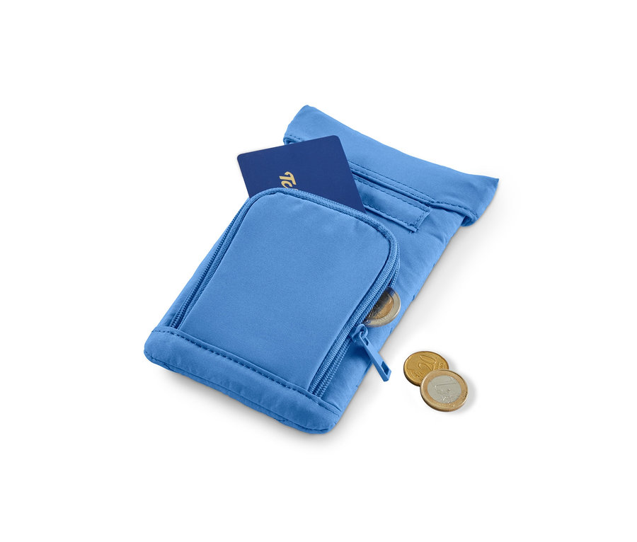 Eine blaue, isolierte Multifunktionstasche mit einer Karte und Münzen.