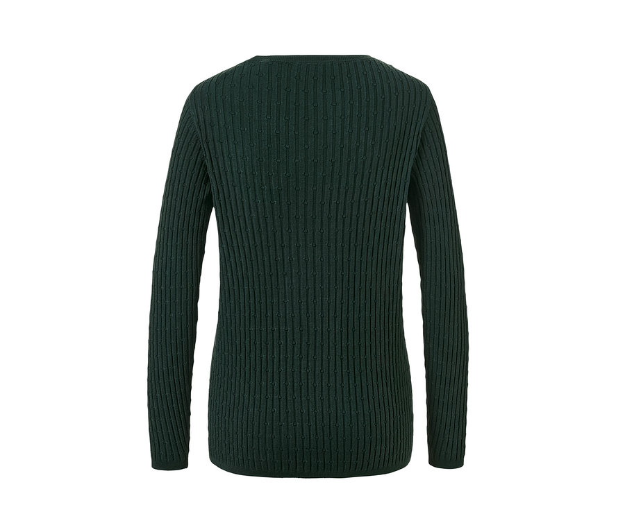 Grüner Zopfstrickpullover.