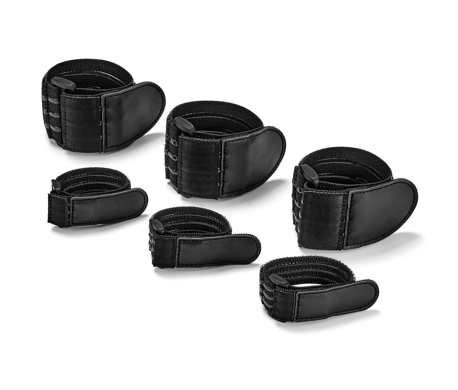 Sechs schwarze elastische Befestigungsgurte liegen auf einem weißen Hintergrund.