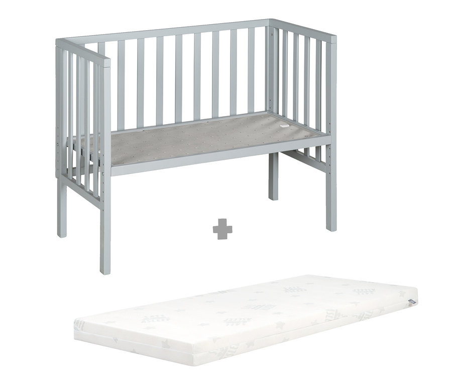 Ein graues roba 2-in-1-Beistellbett »safe asleep®« mit einer Matratze darunter. Das Bett hat Gitterstäbe an den Seiten.