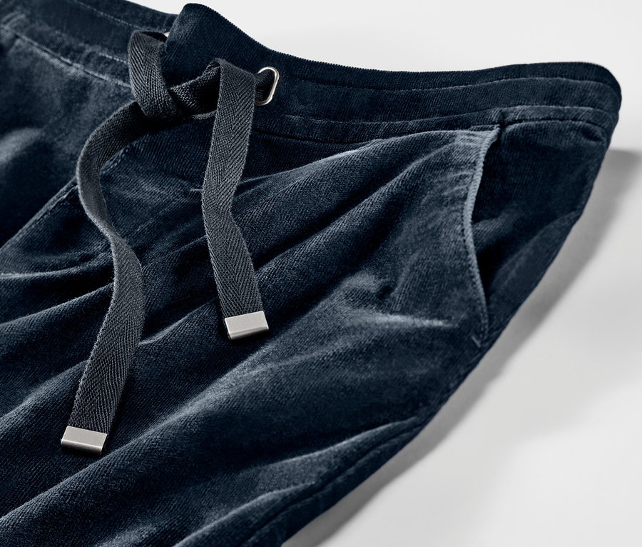 Nahaufnahme einer Cord-Joggpants mit Kordelzug und Tasche.