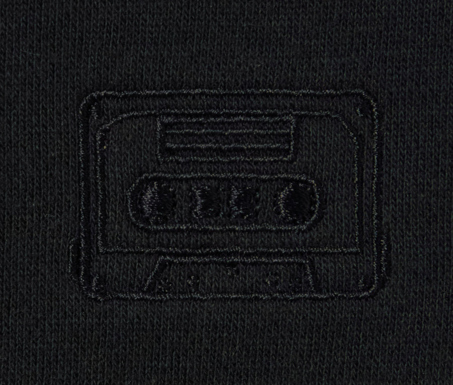 Schwarzes Kinder-Sweatshirt mit Kassettenmuster.