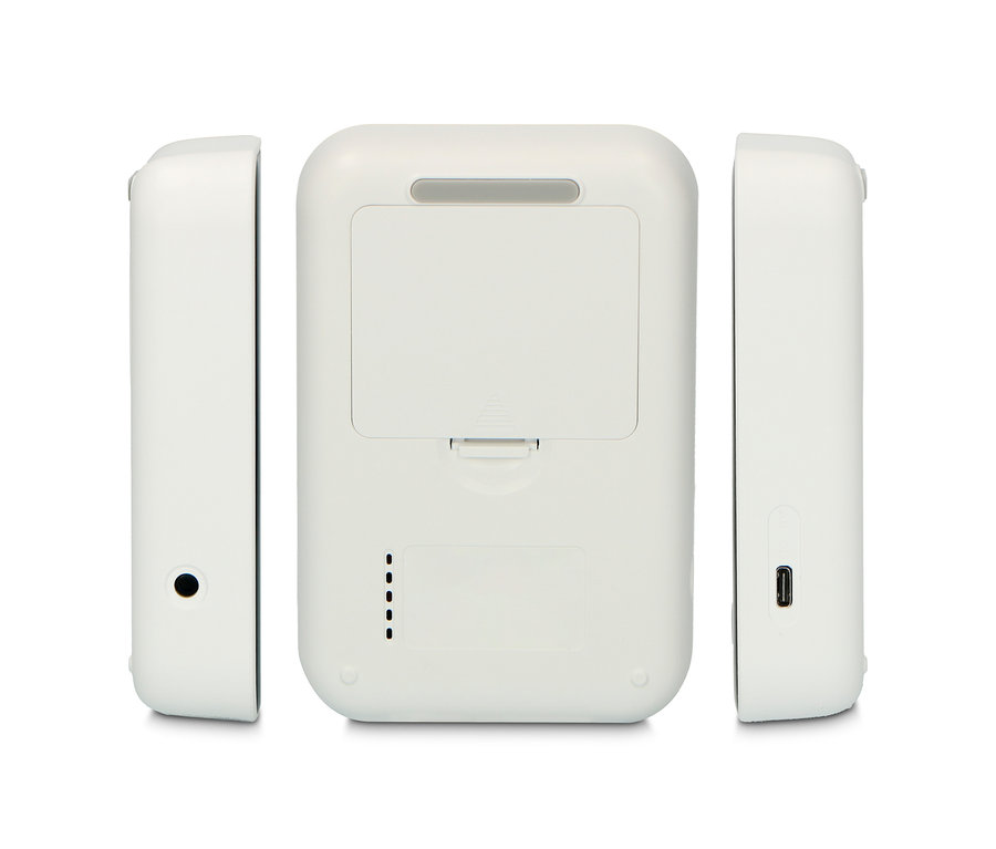 Rückansicht eines weißen Oberarm-Blutdruckmessgeräts mit HD-Display.