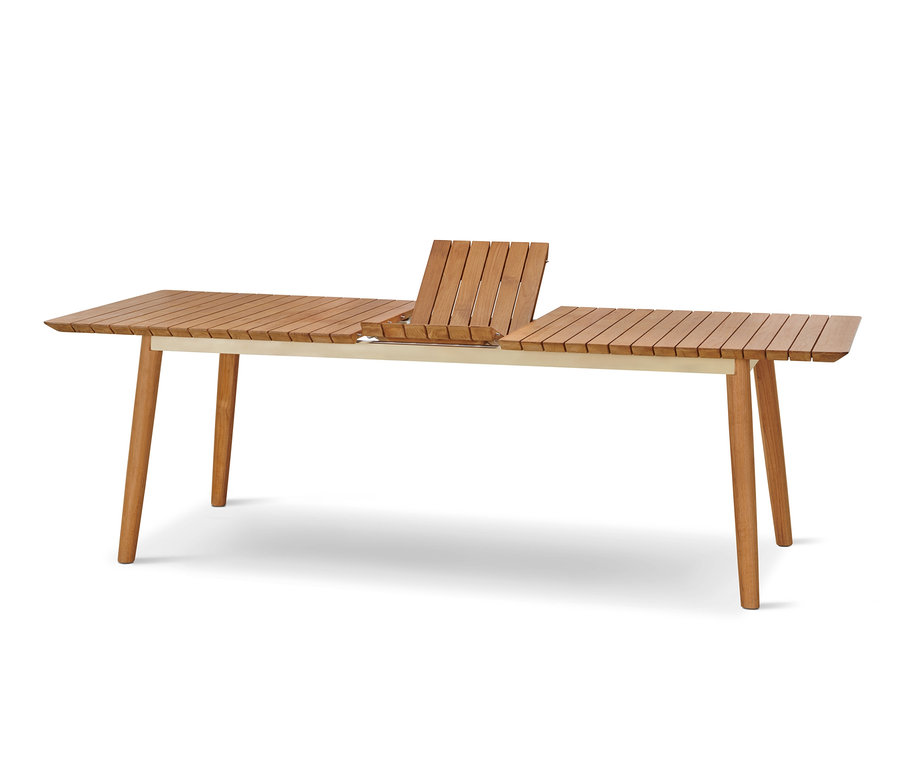 Teak-Ausziehtisch mit ausgezogener Mittelplatte.