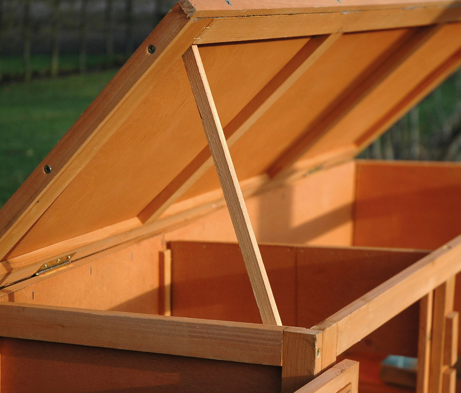 Detailansicht eines geöffneten dobar doppelstöckigen Kleintierstalls aus Holz.