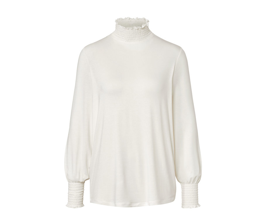 Ein cremefarbenes Blusenshirt mit Stehkragen.