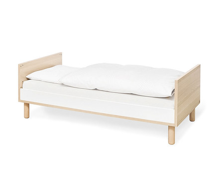 Ein breites, 3-teiliges Pinolino Set »Flow« Kinderbett mit weißem Rahmen und hellem Holz Kopfteil und Füßen auf weißem Hintergrund.