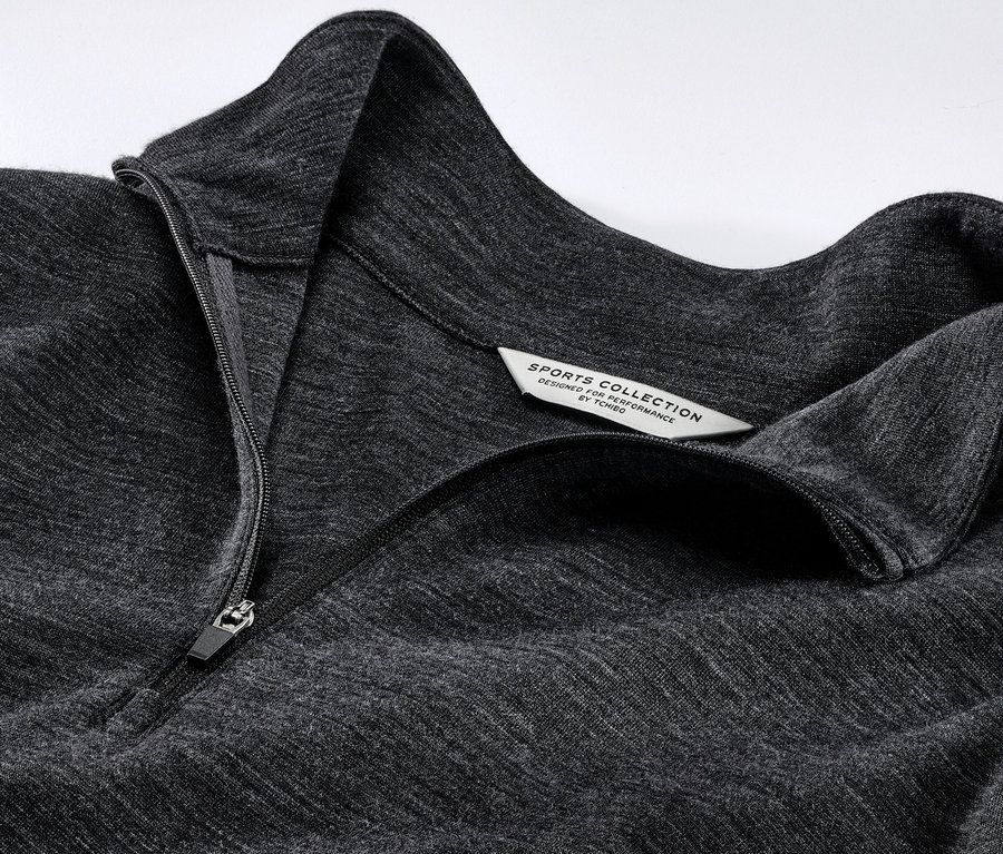 Detailaufnahme eines grauen Funktionsshirts mit RWS-zertifizierter Wolle und Reißverschluss.