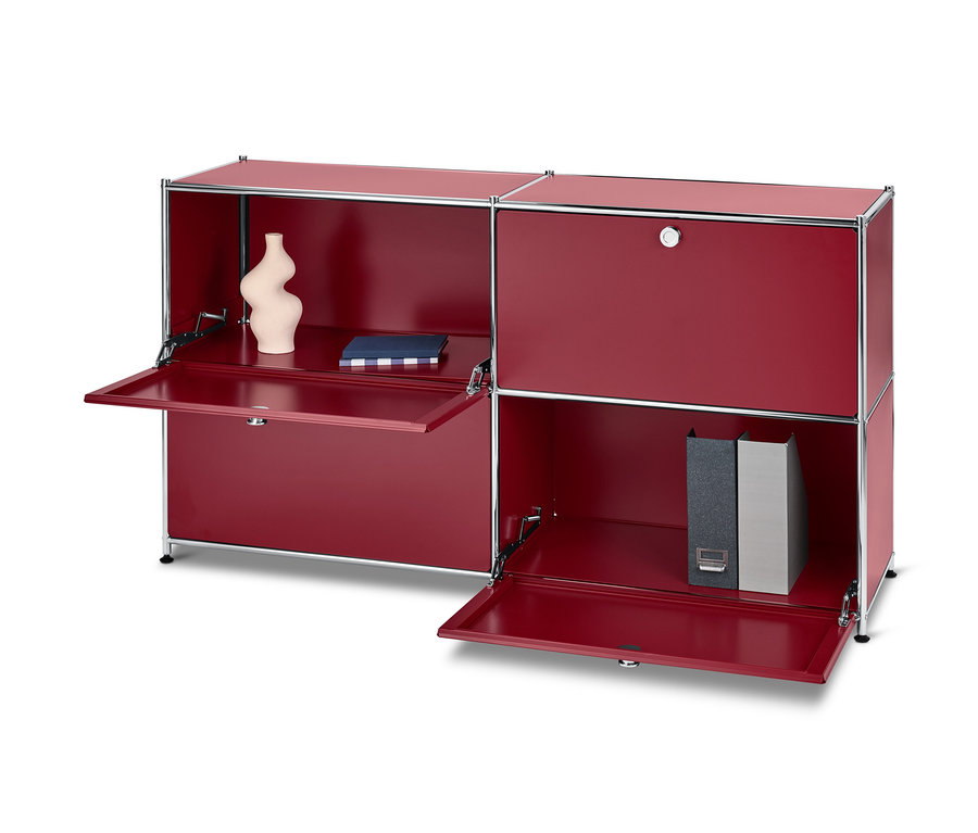 Rotes Sideboard »CN3« mit 4 Klappfächern, zwei davon offen, mit Vase, Buch und Ordnern.