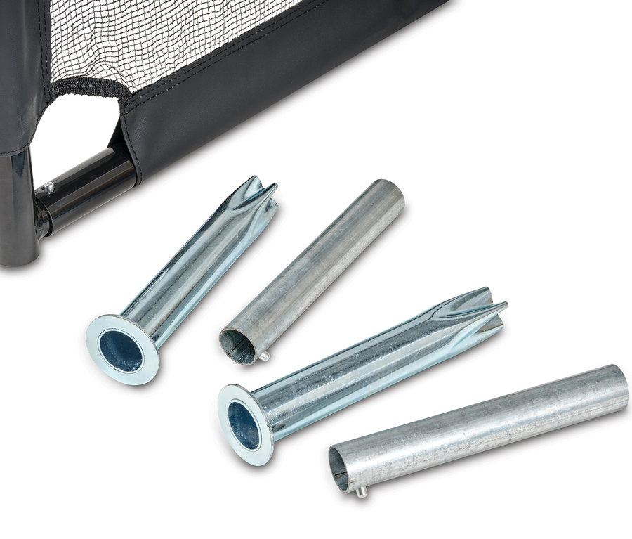 Teil des EXIT Coppa Fußballtores und Heringe liegen auf einer weißen Oberfläche.