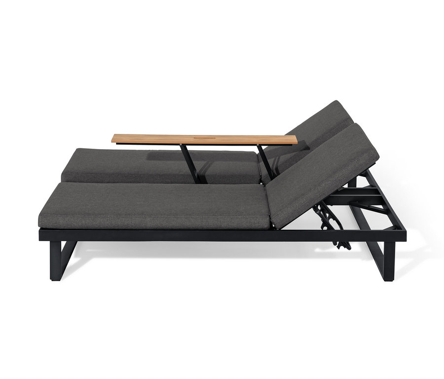 Graues Daybed mit hochklappbarem Mitteltablett.